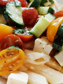 Una foto de Pasta con Pepino, Tomates Cherry y Albahaca
