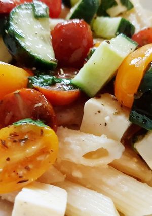 Una foto de Pasta con Pepino, Tomates Cherry y Albahaca