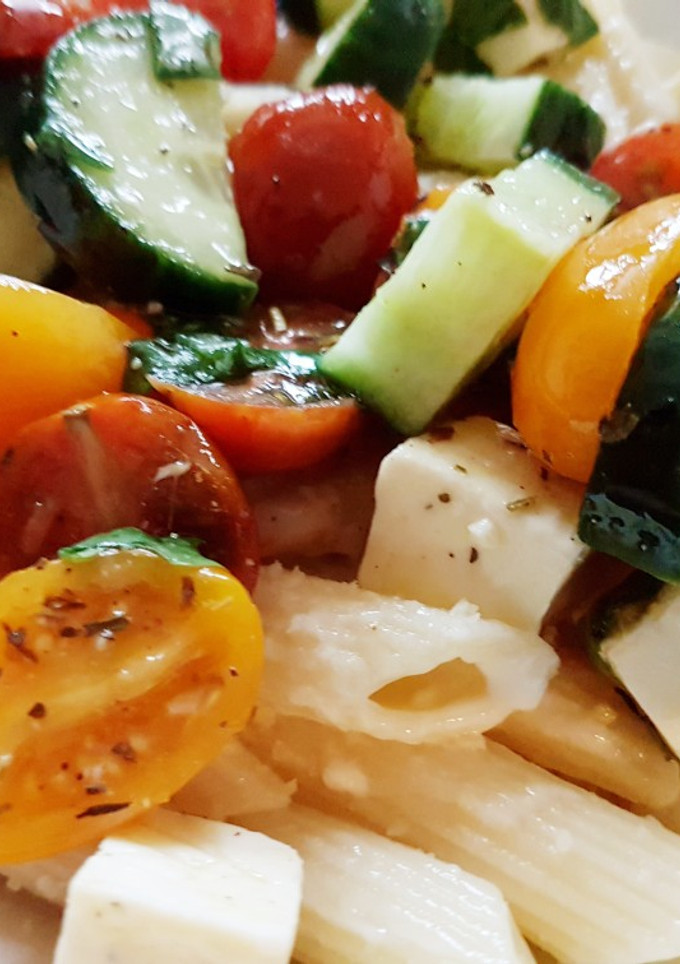 Una foto de Pasta con Pepino, Tomates Cherry y Albahaca