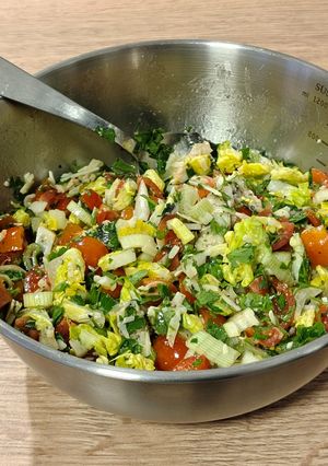 Una foto de Ensalada del día: con sardina marinada en AOVE