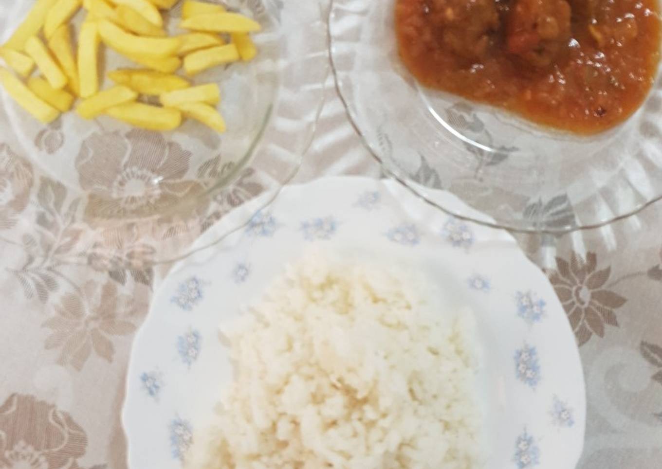 Albóndigas en salsa de tomate y cebolla