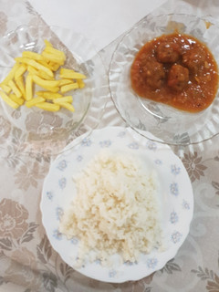 Una foto de Albóndigas en salsa de tomate y cebolla