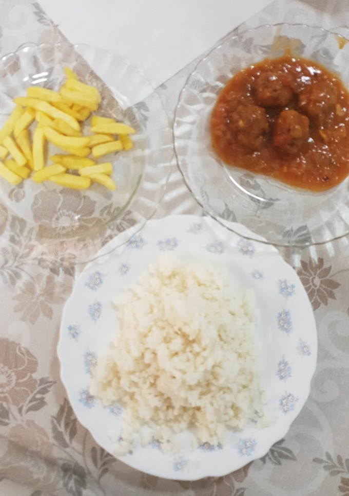 Una foto de Albóndigas en salsa de tomate y cebolla