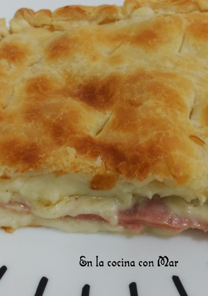 Una foto de Empanada de Jamón York, queso Havarti y Bechamel