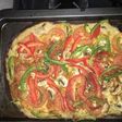 Pizza baja en carbohidratos sin gluten -harina de coliflor cubierta de vegetales