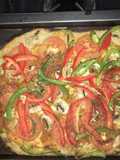 Pizza baja en carbohidratos sin gluten -harina de coliflor cubierta de vegetales