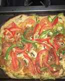 Pizza baja en carbohidratos sin gluten -harina de coliflor cubierta de vegetales