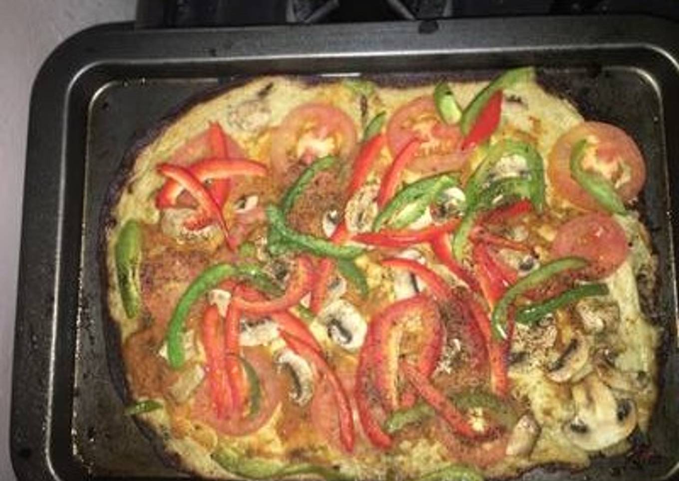 Pizza baja en carbohidratos sin gluten -harina de coliflor cubierta de vegetales