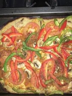 Una foto de Pizza baja en carbohidratos sin gluten -harina de coliflor cubierta de vegetales