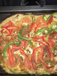 Una foto de Pizza baja en carbohidratos sin gluten -harina de coliflor cubierta de vegetales