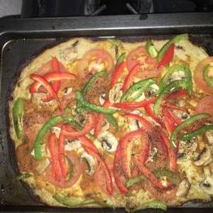Pizza baja en carbohidratos sin gluten -harina de coliflor cubierta de vegetales