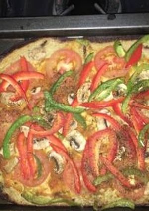 Una foto de Pizza baja en carbohidratos sin gluten -harina de coliflor cubierta de vegetales
