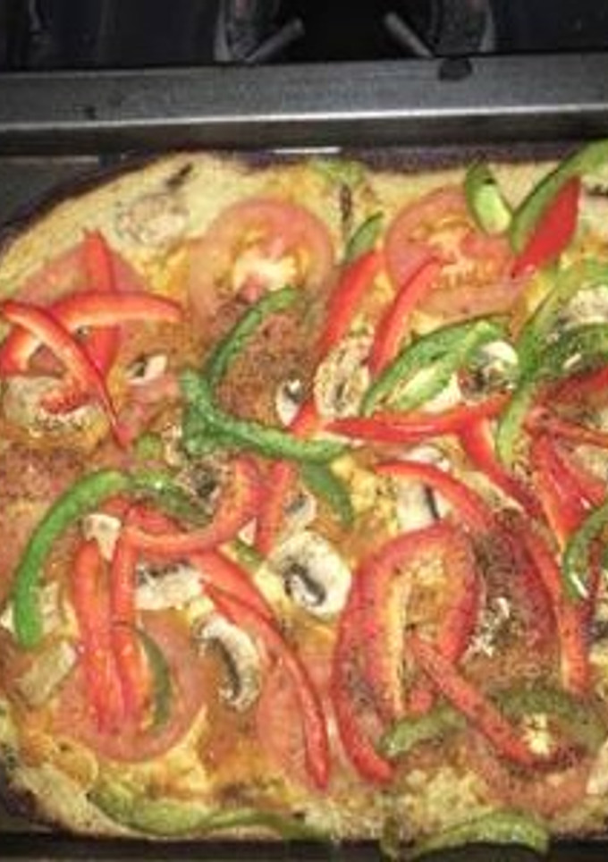 Una foto de Pizza baja en carbohidratos sin gluten -harina de coliflor cubierta de vegetales