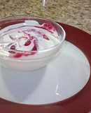 Yogur griego casero y mermelada de frutos rojos