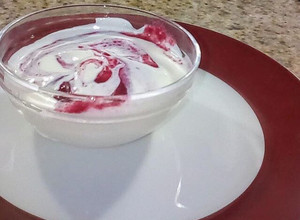 Una foto de Yogur griego casero y mermelada de frutos rojos