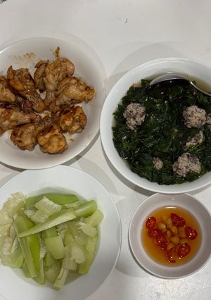 Hình của món Cơm nhà với cánh tỏi gà kho nước dừa, su su và bầu luộc, canh rau ngót thịt mọc.