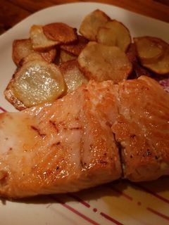 Una foto de Salmón a la plancha con patatas