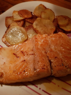 Una foto de Salmón a la plancha con patatas
