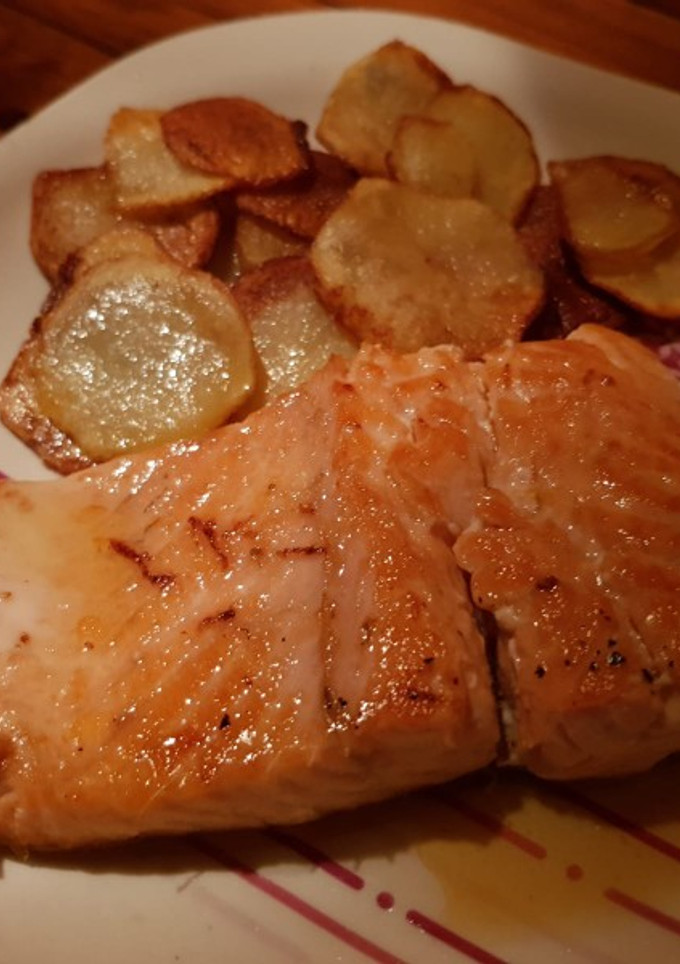 Una foto de Salmón a la plancha con patatas