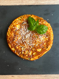 Una foto de Tortilla de albahaca y parmesano
