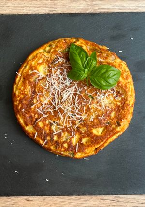 Una foto de Tortilla de albahaca y parmesano