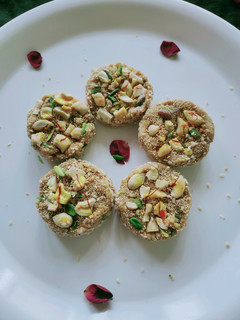मावा स्टफ केसर तिल बुग्गा (Mawa stuff til bugga recipe in Hindi) रेसिपी मुख्य फोटो