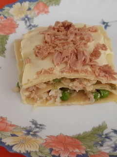 Una foto de Lasaña fría de atún y verduras con mahonesa de huevos duros