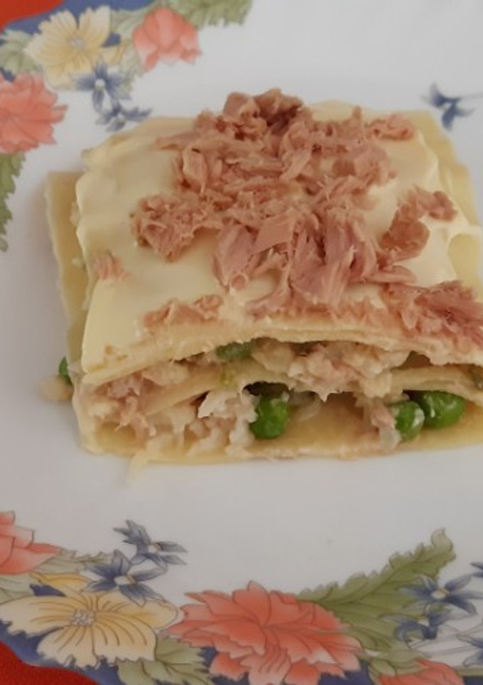 Una foto de Lasaña fría de atún y verduras con mahonesa de huevos duros