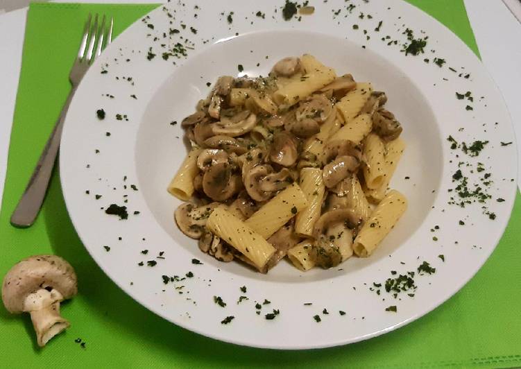 Maccheroni ai funghi champignon