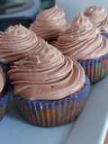 Cupcake con mermelada y chantilly de chocolate