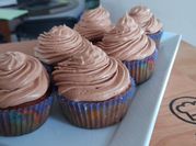 Una foto de cupcakes frutilla