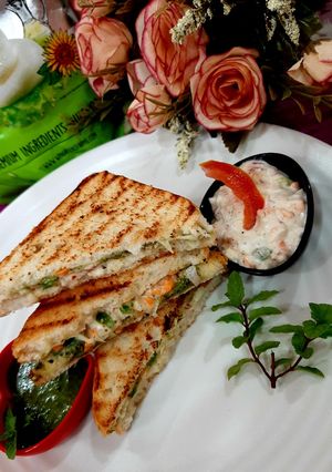 वेज मेयोनेज़ सैंडविच (Veg Mayonnaise Sandwich recipe in Hindi) रेसिपी मुख्य फोटो