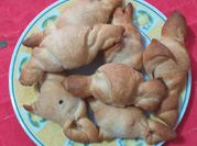 Una foto di pasta con speck