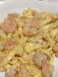 Fideos con salsa de camarones y pollo