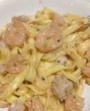 Fideos con salsa de camarones y pollo