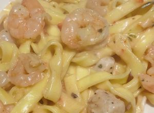 Una foto de Fideos con salsa de camarones y pollo