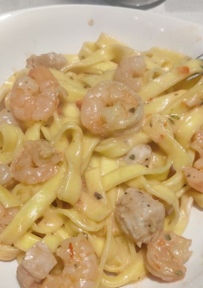 Una foto de Fideos con salsa de camarones y pollo
