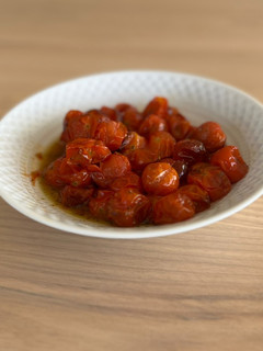 Una foto de Tomates cherry en freidora de aire