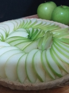Una foto de Tarta de avena y crema pastelera, y manzanas verdes 🍏