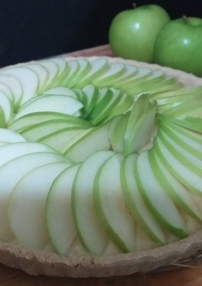Una foto de Tarta de avena y crema pastelera, y manzanas verdes 🍏