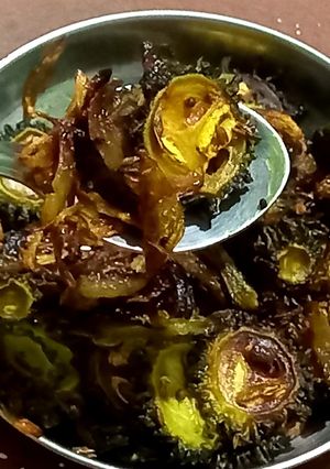 करैला का भुजिया (kerala ka bhujiya recipe in Hindi) रेसिपी मुख्य फोटो