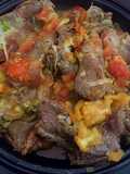Bistec de carne con guiso