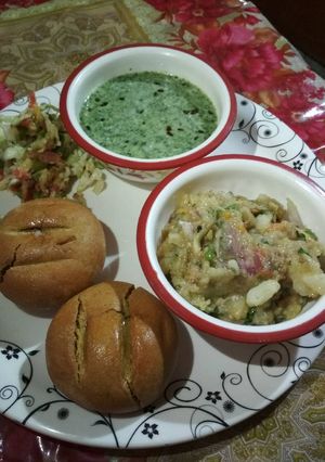 A picture of Chokha aur sattu stuff bati.
