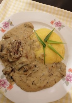 O poză a rețetei Ciulama de ciuperci champignon cu mămăligă.
