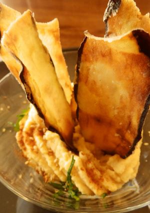 Una foto de Humus y crujiente de berenjena