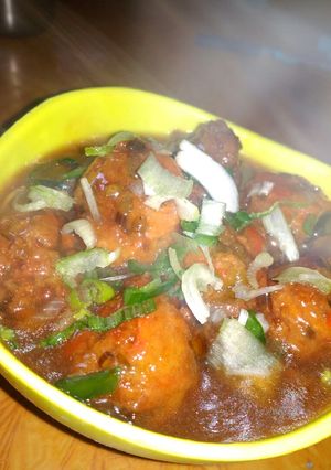 A picture of Veg Manchurian with gravy.