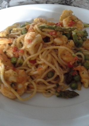 Una foto de Espagueti con camarones y verduras