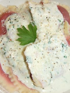 Una foto de Ravioli de remolacha con salsa de limón