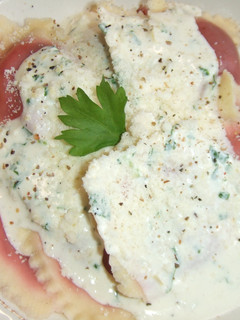 Una foto de Ravioli de remolacha con salsa de limón