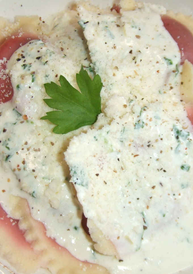 Una foto de Ravioli de remolacha con salsa de limón